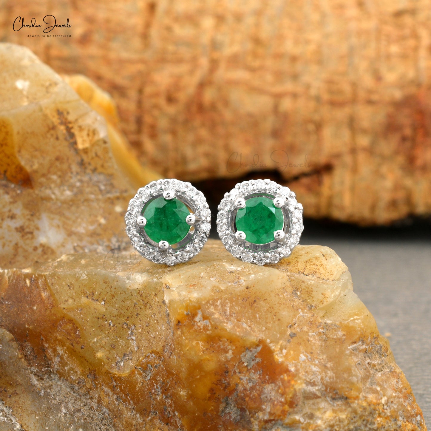 Step into world of elegance with these real emerald earrings.