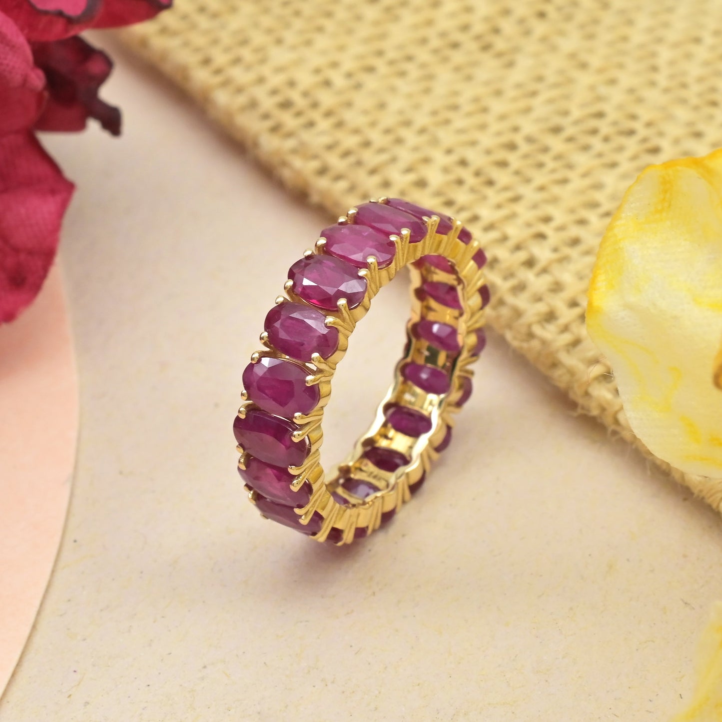 IGI-gesertifiseerde ewigheidsband met 5x3 mm robynpunt in 14k geelgoud ringgrootte US6