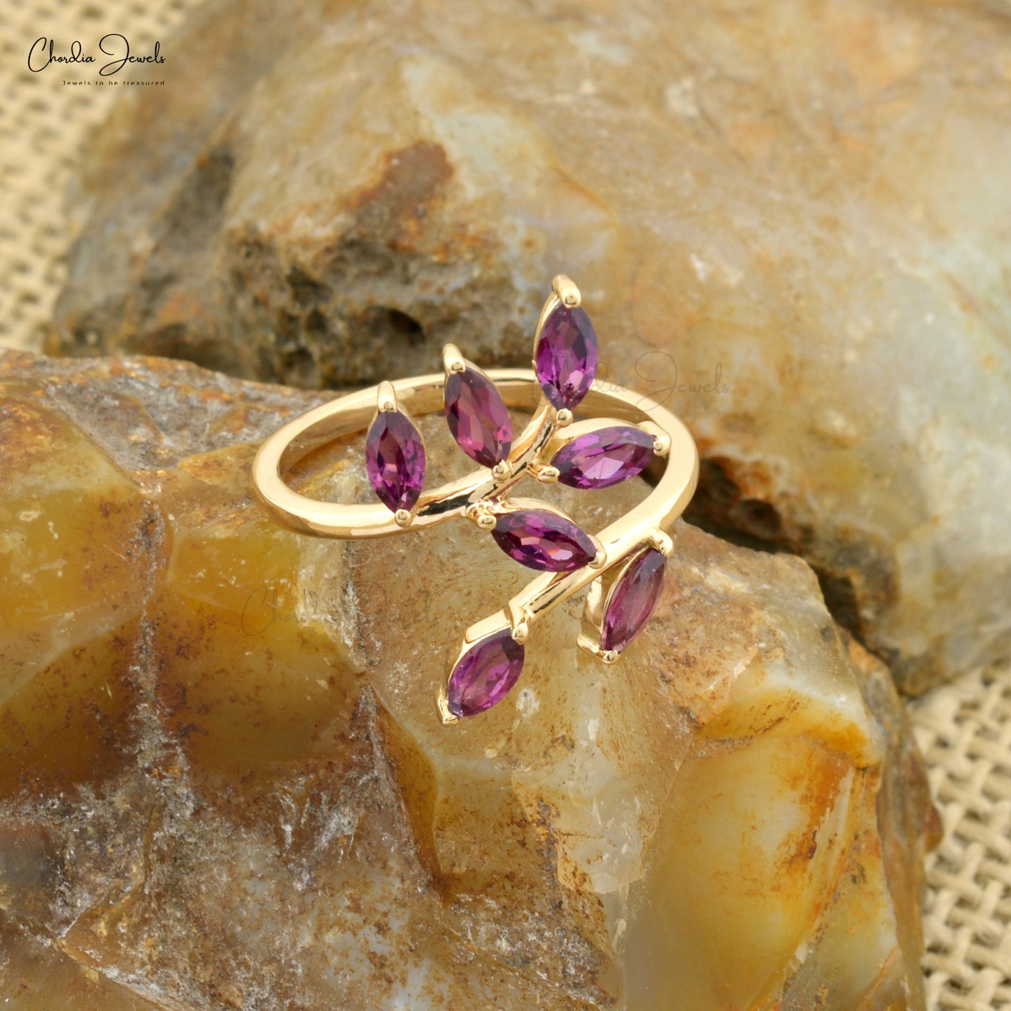 Anillo de hoja con piedras preciosas en oro amarillo de 14 k y granate rodolita de 1,19 ct. Anillos únicos de siete piedras.