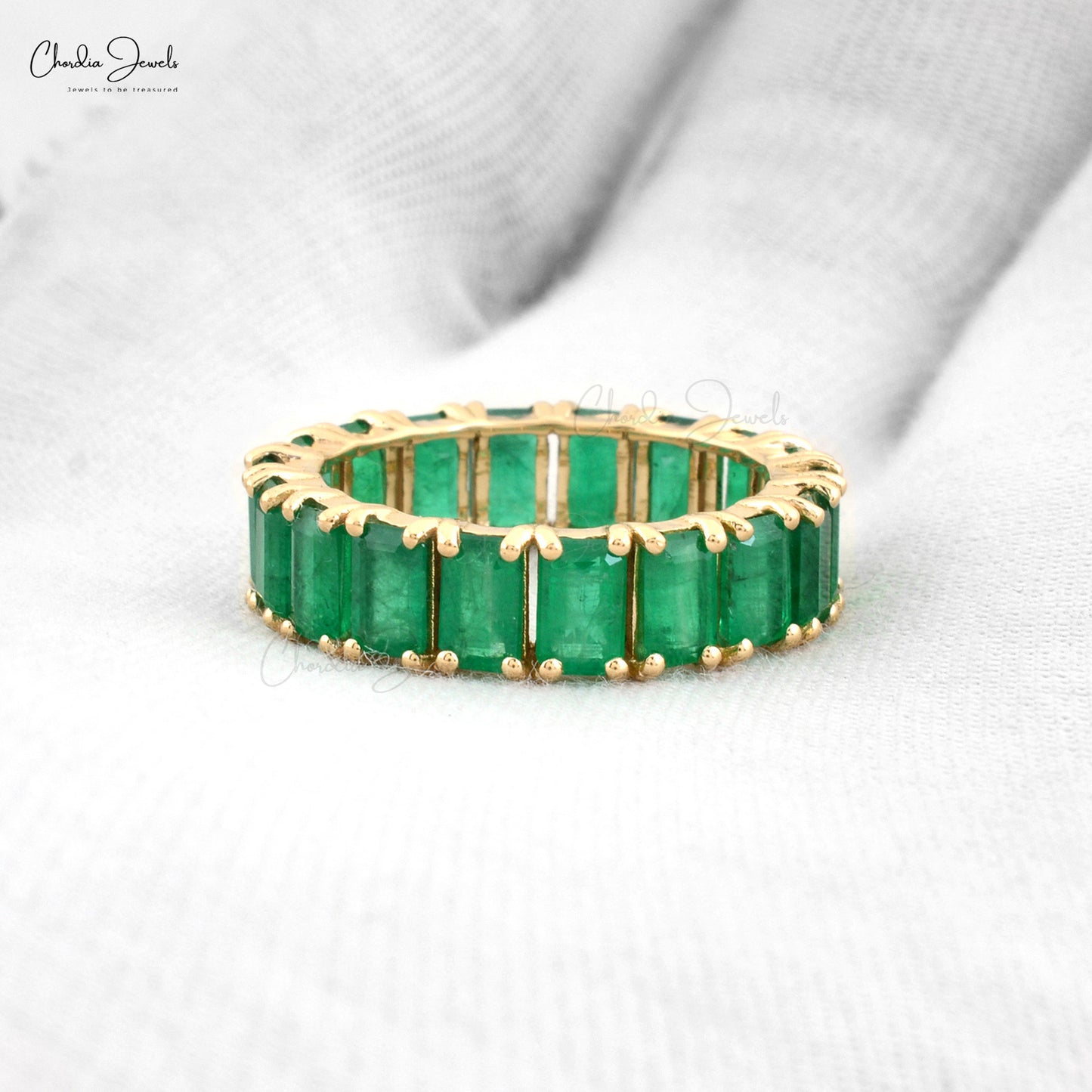 Make every moment memorable with this emerald minimalist ring.