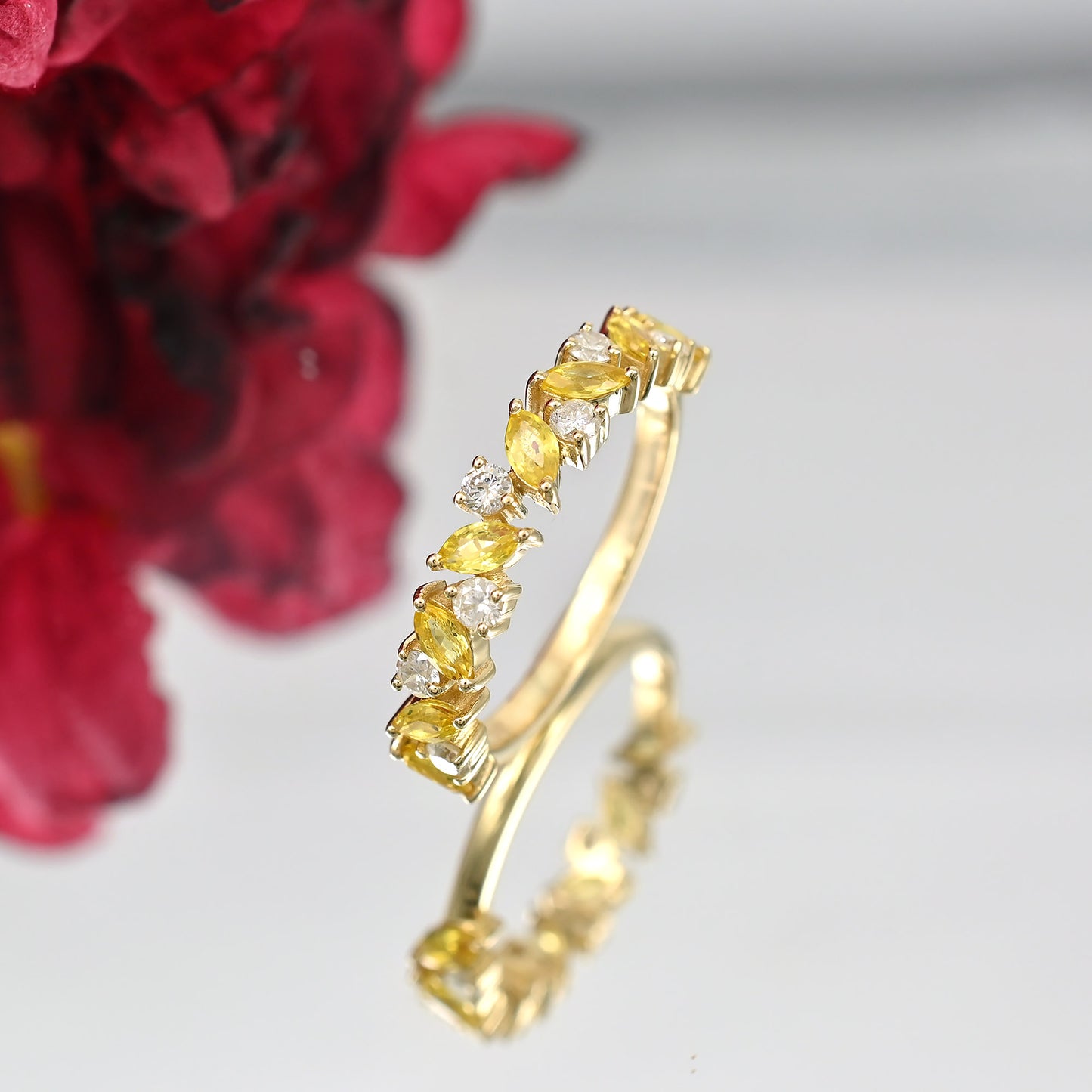Anillo de oro amarillo de 14 k con zafiro amarillo de 4 x 2 mm y diamantes.