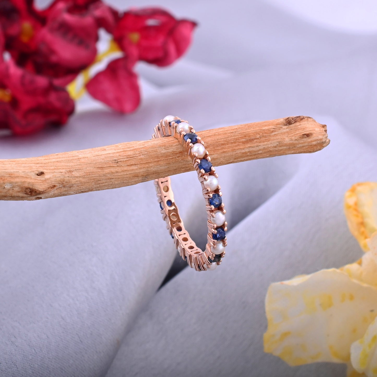 Anillo apilable Eternity con zafiro azul de 2 mm y pavé de perla en oro rosa de 14 k