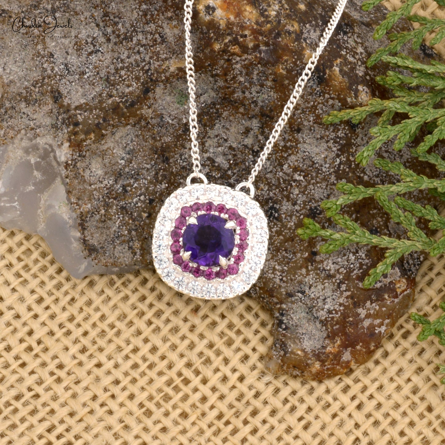 Collar de alta calidad con halo de circonitas, amatista y granate rodolita en plata de ley 925.