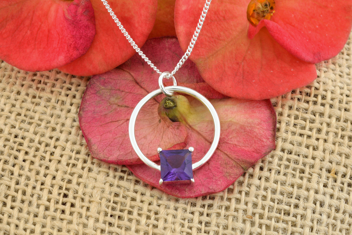 Collar con dije de amatista de corte cuadrado de alta calidad en plata de ley 925.
