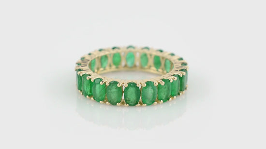 Load and play video in Gallery viewer, Create unforgettable moments with our oval emerald ring.
