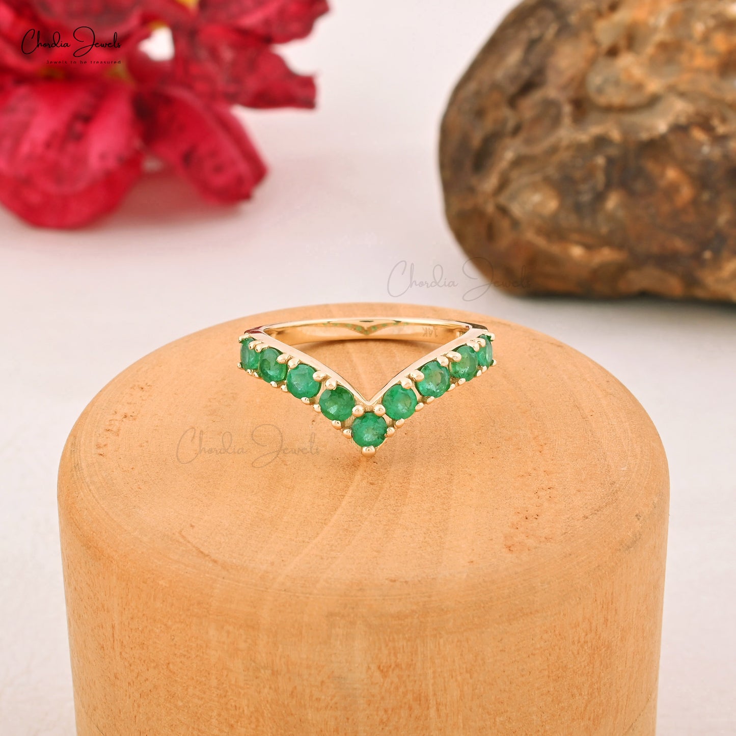 Load image into Gallery viewer, Natural 0.87CT Emerald Gemstone Chevron Ring 14k Real Yellow Gold V-Shaped Ring For Gift
