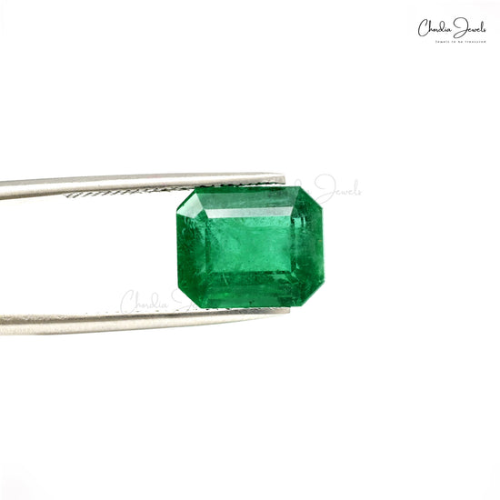 Green emerald gemstone close-up – Chordia Jewels