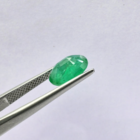 3.10 Ct loose emerald gemstone close-up – Chordia Jewels
