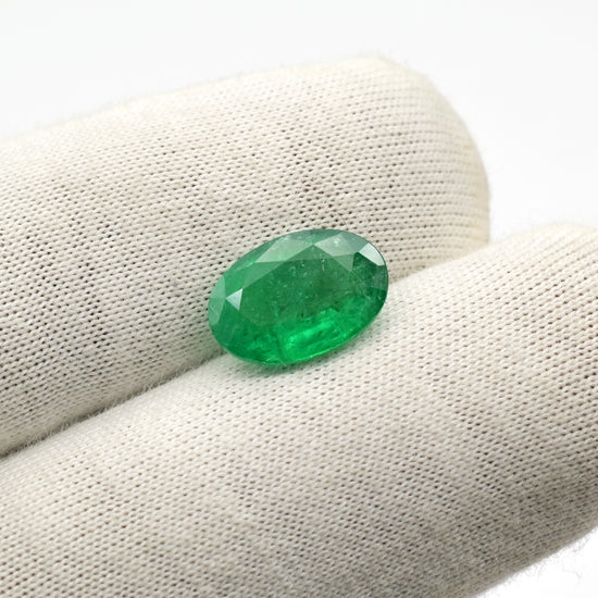 Faceted oval emerald gemstone for jewelry – Chordia Jewels