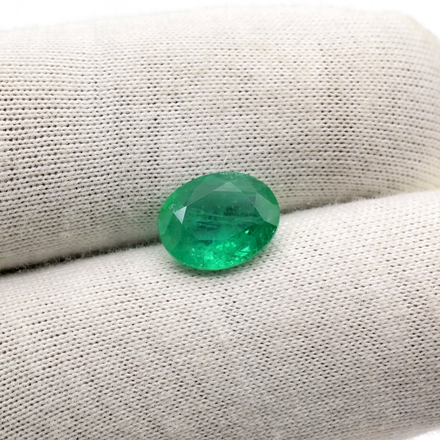 AAA Quality 2.17 Ct Oval Cut Emerald Gemstone For Necklaces, 1 Piece