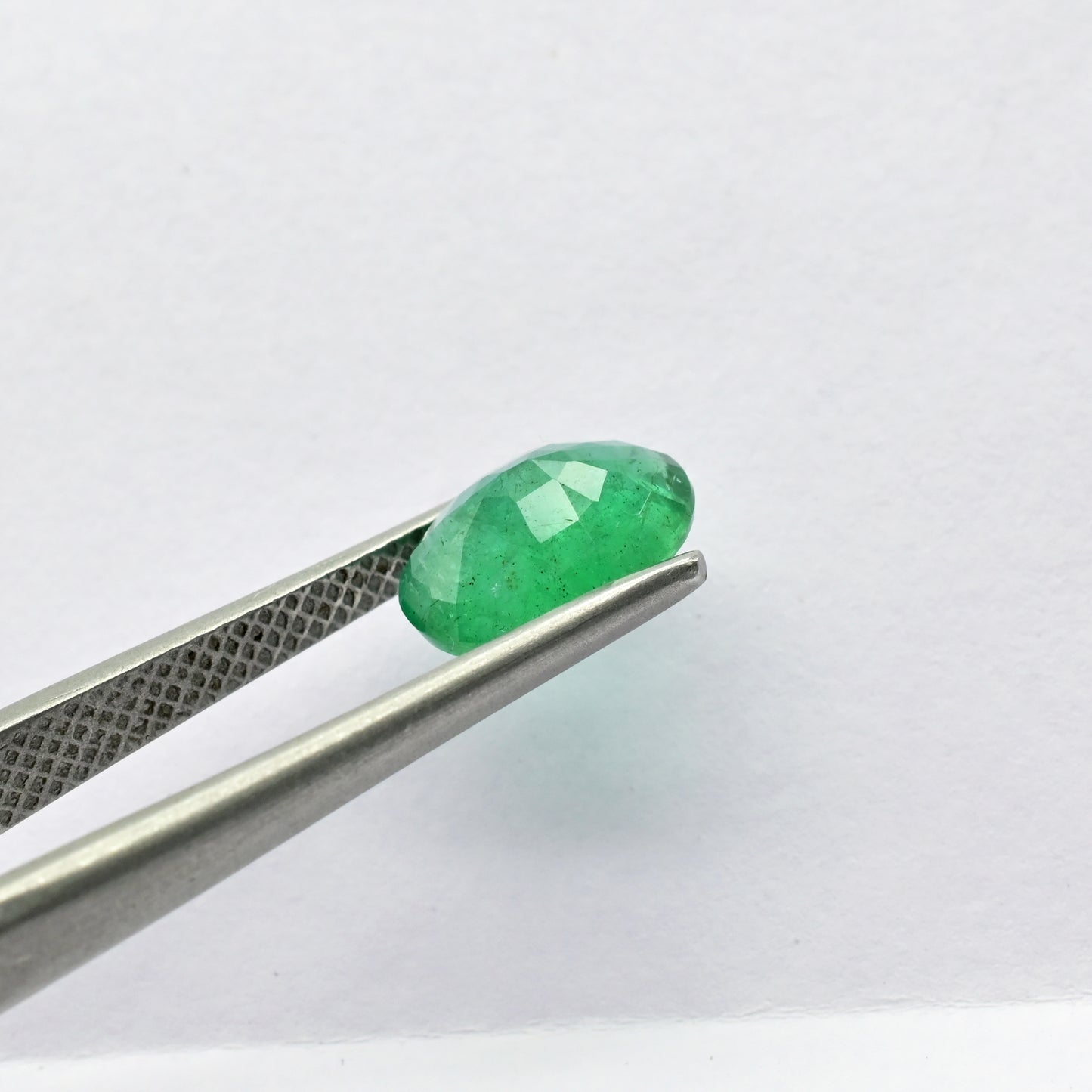 2.04 carat emerald gemstone close-up – Chordia Jewels
