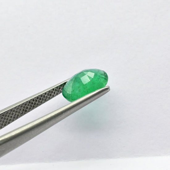 2.04 carat emerald gemstone close-up – Chordia Jewels