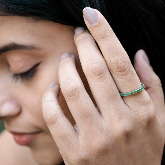 Step into the world of elegance with this real emerald ring.