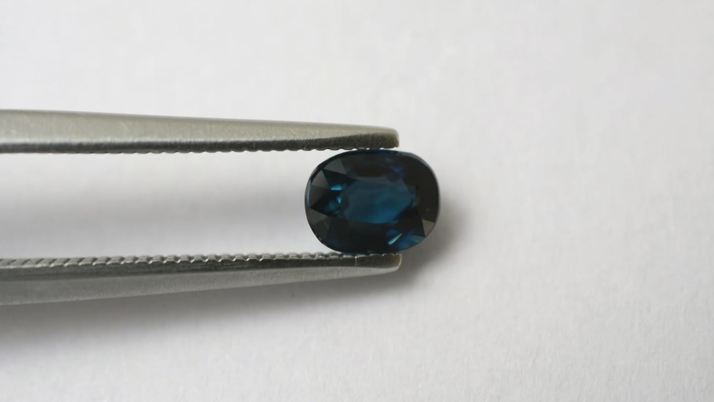 Load and play video in Gallery viewer, 1.1 carat Super Fine Quality Blue Sapphire Oval Cut Gemstone for Making Necklaces, 1 Piece
