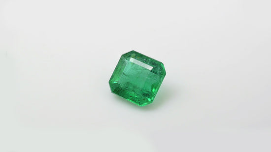 Load and play video in Gallery viewer, Octagon cut natural emerald gemstone photo – Chordia Jewels
