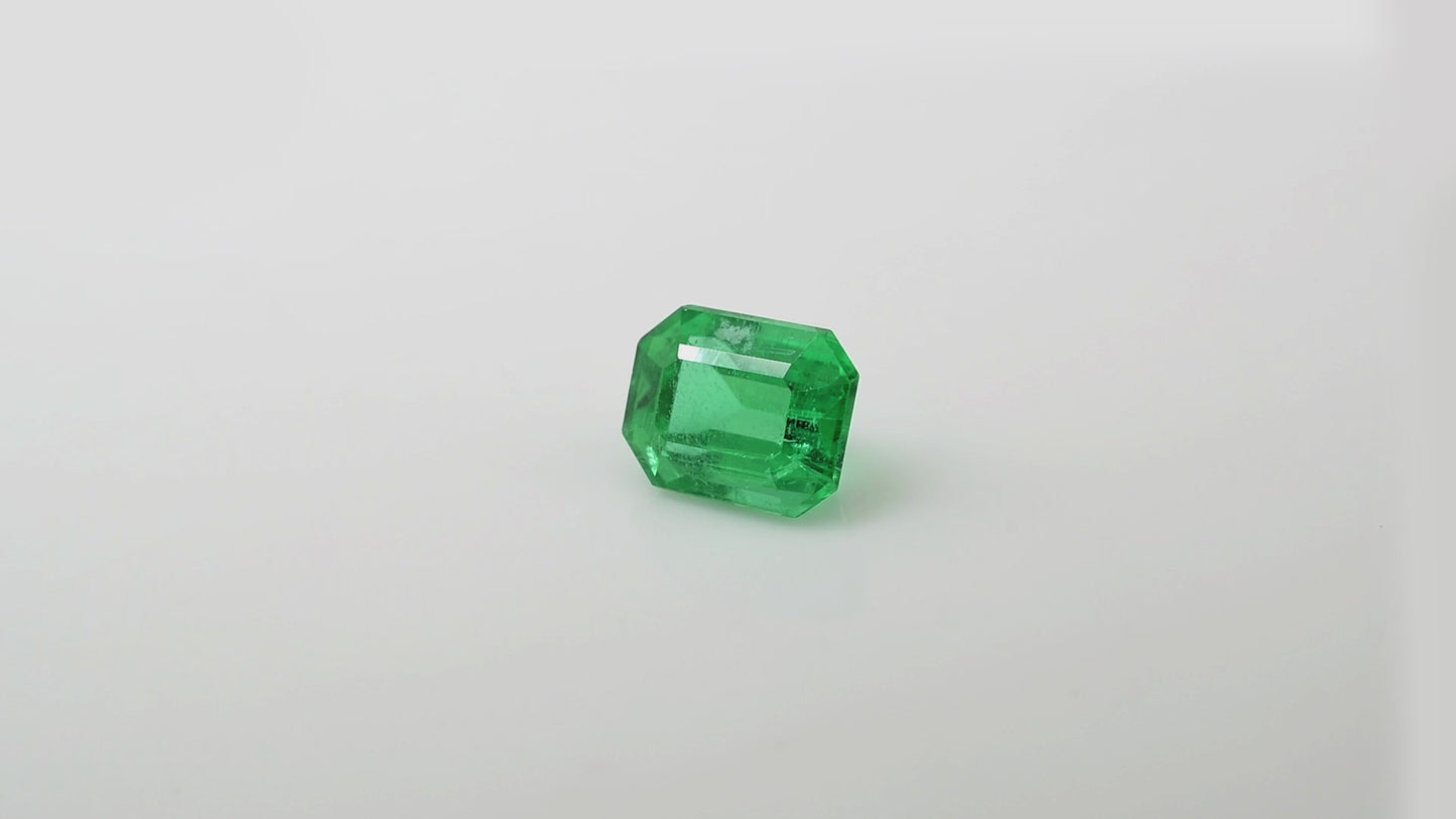 Load and play video in Gallery viewer, Emerald octagon cut gemstone for jewelry – Chordia Jewels

