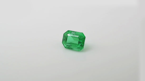 Load and play video in Gallery viewer, Emerald octagon cut gemstone for jewelry – Chordia Jewels
