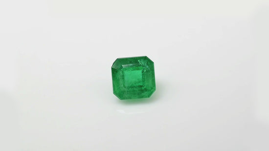 Load and play video in Gallery viewer, Precious 6.57 carat emerald gemstone – Chordia Jewels
